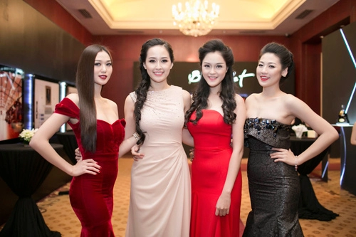 Á hậu tú anh mong manh vai trần