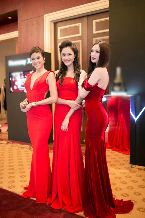Á hậu tú anh mong manh vai trần