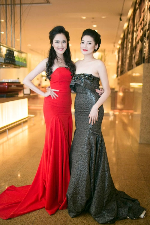 Á hậu tú anh mong manh vai trần