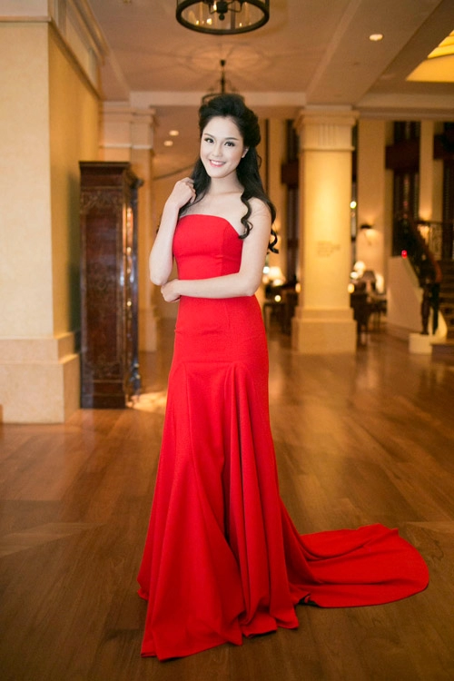 Á hậu tú anh mong manh vai trần