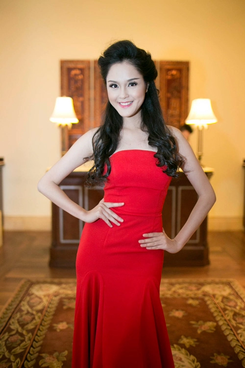 Á hậu tú anh mong manh vai trần