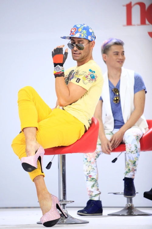Adam lại cưỡng hôn thanh hằng