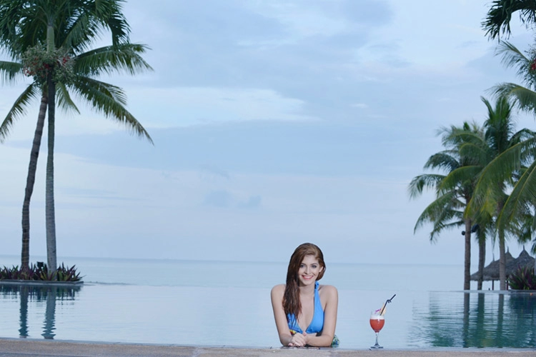 Andrea aybar gợi cảm ở bể bơi
