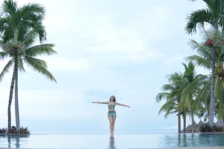 Andrea aybar gợi cảm ở bể bơi