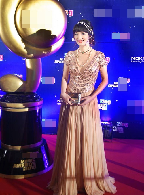 Angela phương trinh gặp rắc rối với váy áo