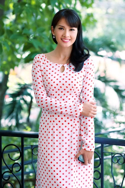 Anh thư táo bạo dùng hoa che ngực