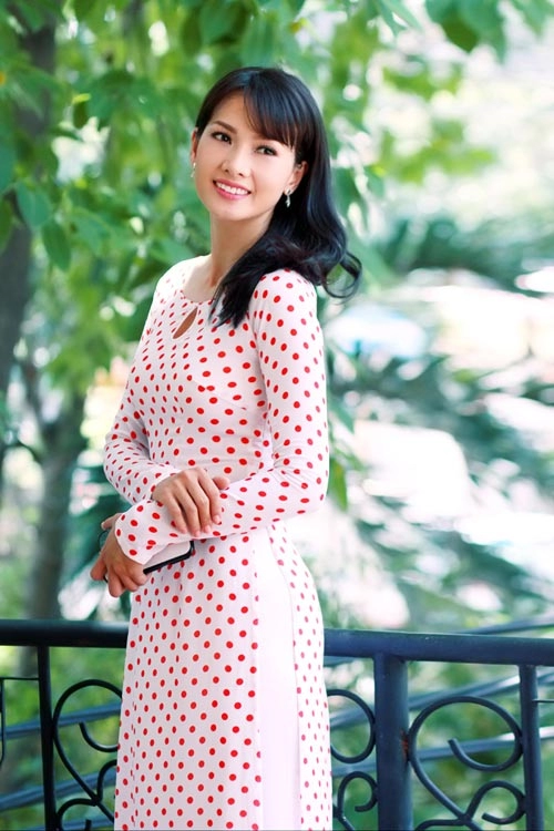 Anh thư táo bạo dùng hoa che ngực