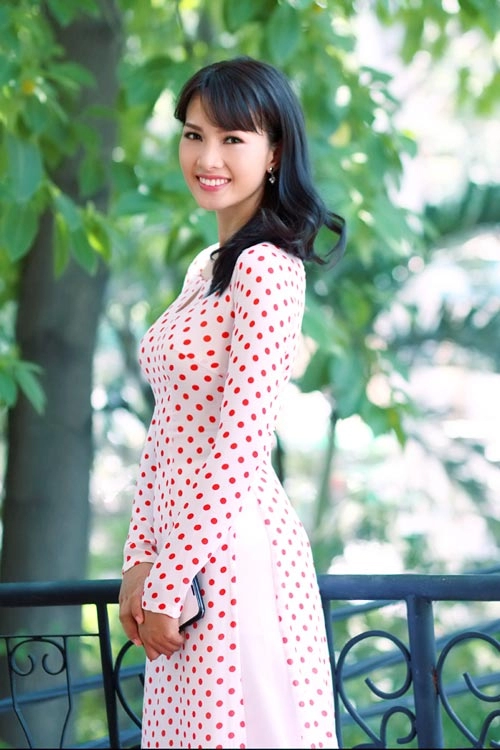 Anh thư táo bạo dùng hoa che ngực