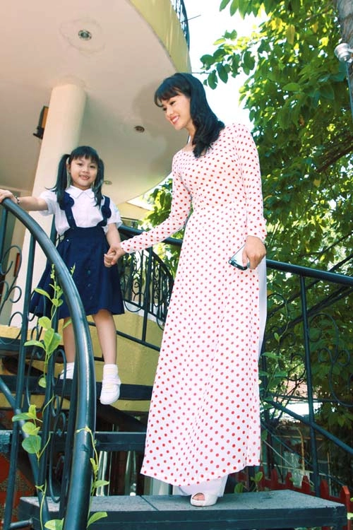 Anh thư táo bạo dùng hoa che ngực