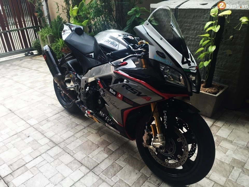 Aprilia rsv4 trong bản độ siêu khủng với dàn đồ chơi hàng hiệu