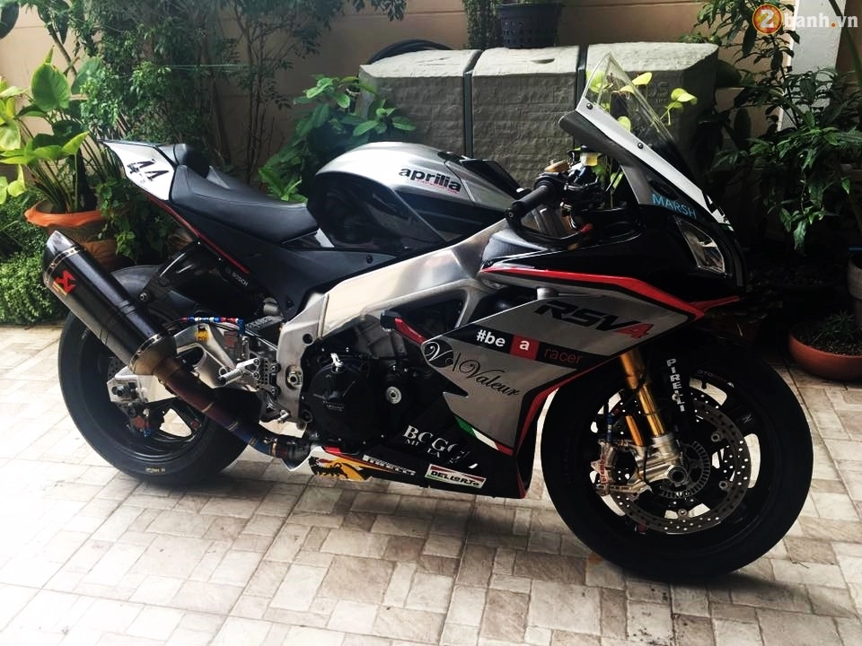 Aprilia rsv4 trong bản độ siêu khủng với dàn đồ chơi hàng hiệu