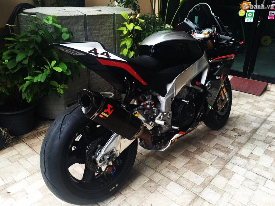 Aprilia rsv4 trong bản độ siêu khủng với dàn đồ chơi hàng hiệu