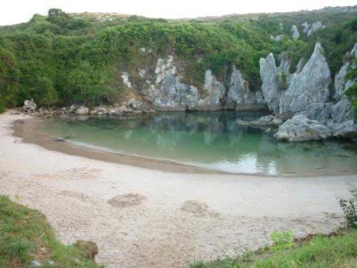 Bãi biển nằm giữa đồng cỏ xanh ở tây ban nha