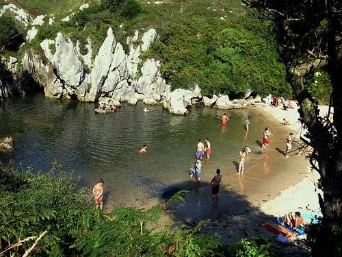 Bãi biển nằm giữa đồng cỏ xanh ở tây ban nha