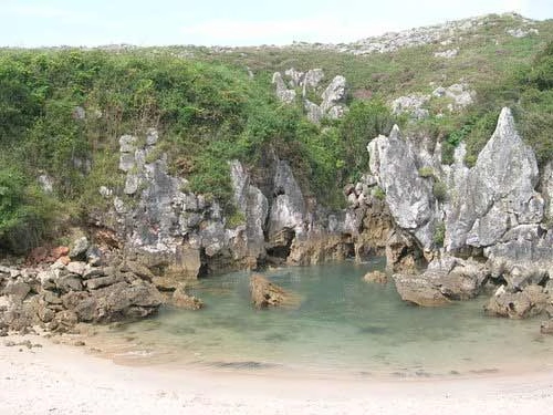 Bãi biển nằm giữa đồng cỏ xanh ở tây ban nha