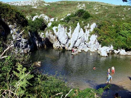 Bãi biển nằm giữa đồng cỏ xanh ở tây ban nha
