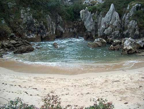 Bãi biển nằm giữa đồng cỏ xanh ở tây ban nha