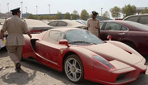  bán đấu giá siêu xe ferrari enzo bị bỏ rơi 