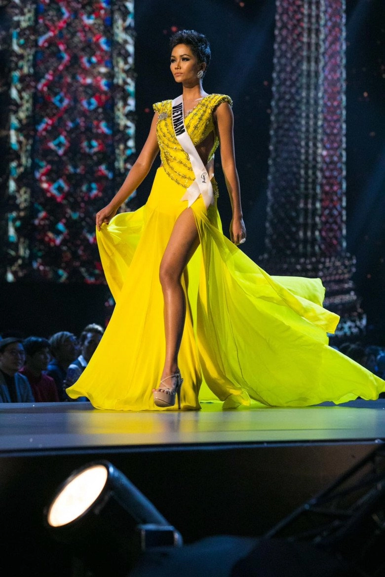 Bán kết miss universe 2023 bùi quỳnh hoa sai lầm khi catwalk diện thiết kế xin vía từ hhen niê