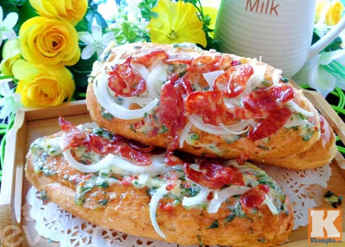 Bánh mì lạp xưởng nướng thơm lừng bữa sáng