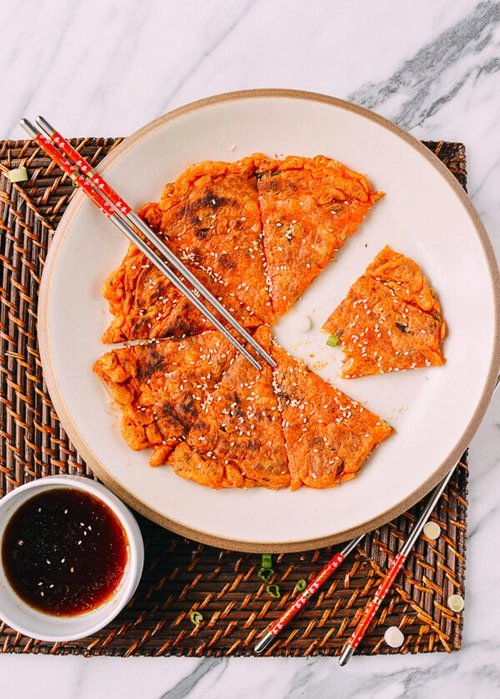 Bánh pancake kim chi nhâm nhi cuối tuần