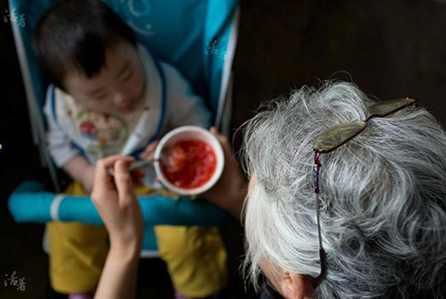 bất lực nhìn mẹ chồng nêm muối vào cháo cho cháu