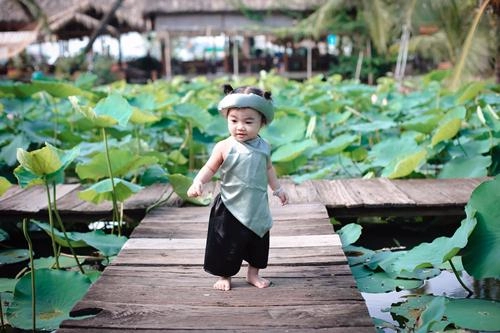 Bé gái 1 tuổi hóa cô tấm tí hon khiến ai cũng mê mẩn