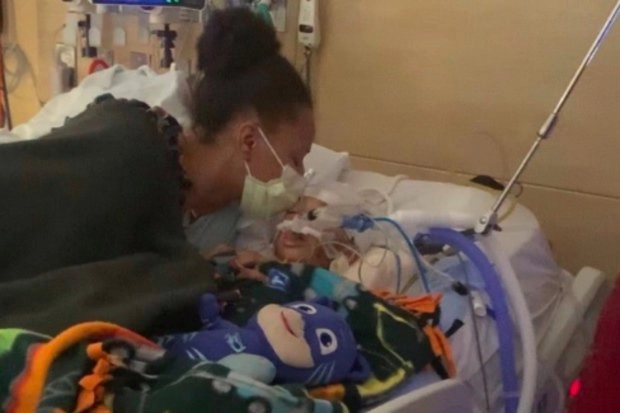 Bé trai 4 tuổi tử vong do mẹ nghe lời khuyên trên mạng xã hội tự trị cảm cúm