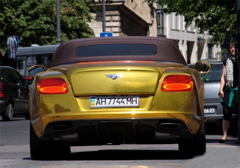  bentley continental gtc mạ vàng ở budapest 