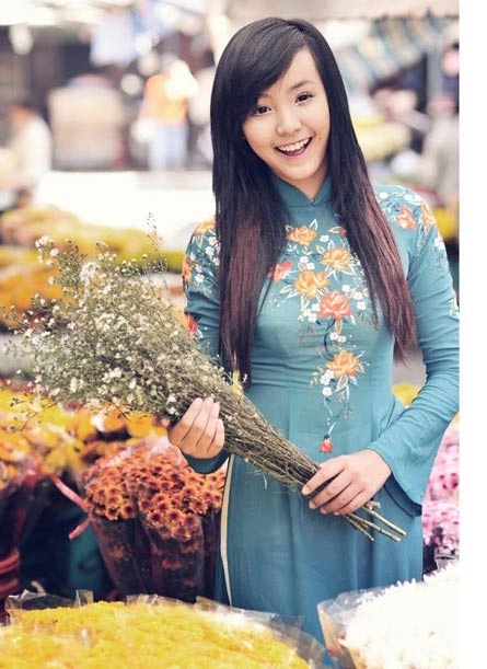 Bí quyết mặc áo dài đẹp cho cô giáo trẻ