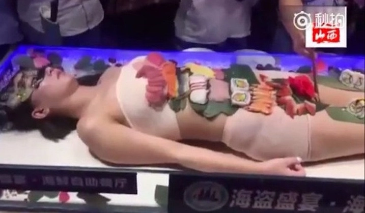 Bị sàm sỡ mẫu bán nude tiệc sushi xô xát với khách