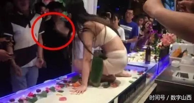 Bị sàm sỡ mẫu bán nude tiệc sushi xô xát với khách