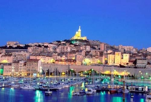 Bồi hồi dạo bước thành cổ marseille trong nắng