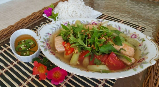 Canh chua cá hồi vừa thổi vừa ăn