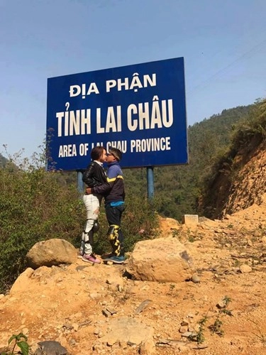 Cặp đôi phượt thủ tranh thủ hôn nhau tại cột mốc địa phận 47 tỉnh thành trên cả nước