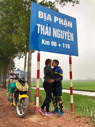 Cặp đôi phượt thủ tranh thủ hôn nhau tại cột mốc địa phận 47 tỉnh thành trên cả nước