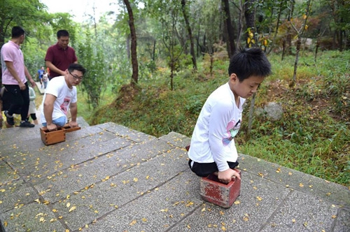 Cậu bé cụt 2 chân vẫn leo núi cao hơn 1 nghìn mét bằng tay