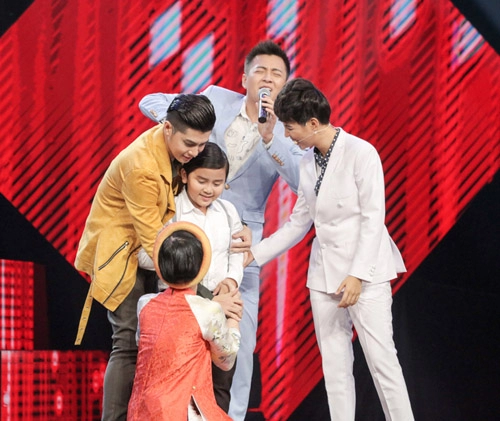 Cậu bé nghèo hát dân ca khiến hlv the voice kids phát cuồng