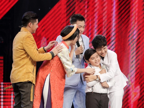 Cậu bé nghèo hát dân ca khiến hlv the voice kids phát cuồng