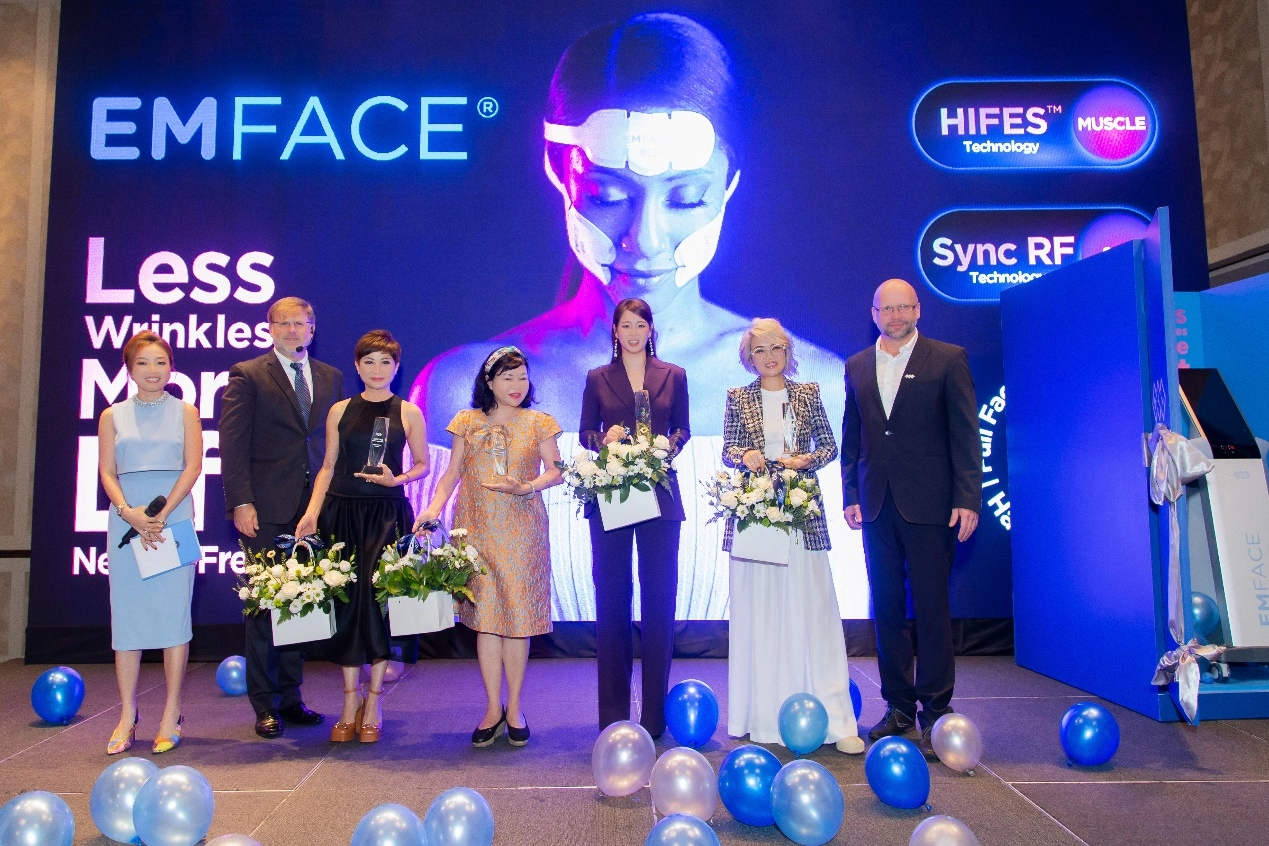 Ceo betty bui do được vinh danh tại sự kiện ra mắt công nghệ emface của tập đoàn btl