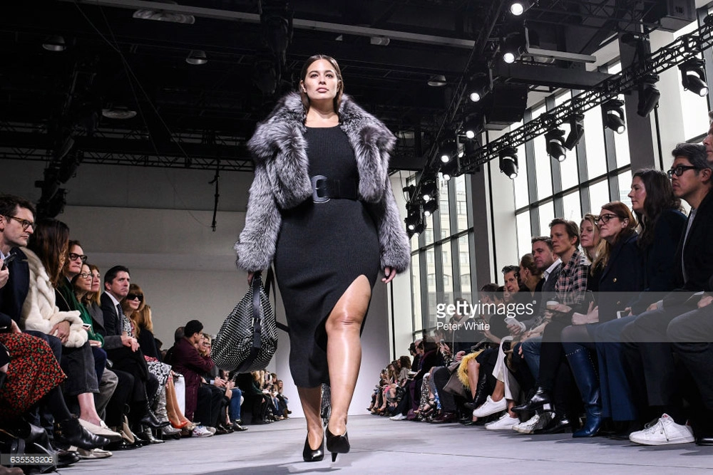 Chân cột đình bụng ngấn mỡ mẫu béo này chính là điểm sáng ở nyfw 2017