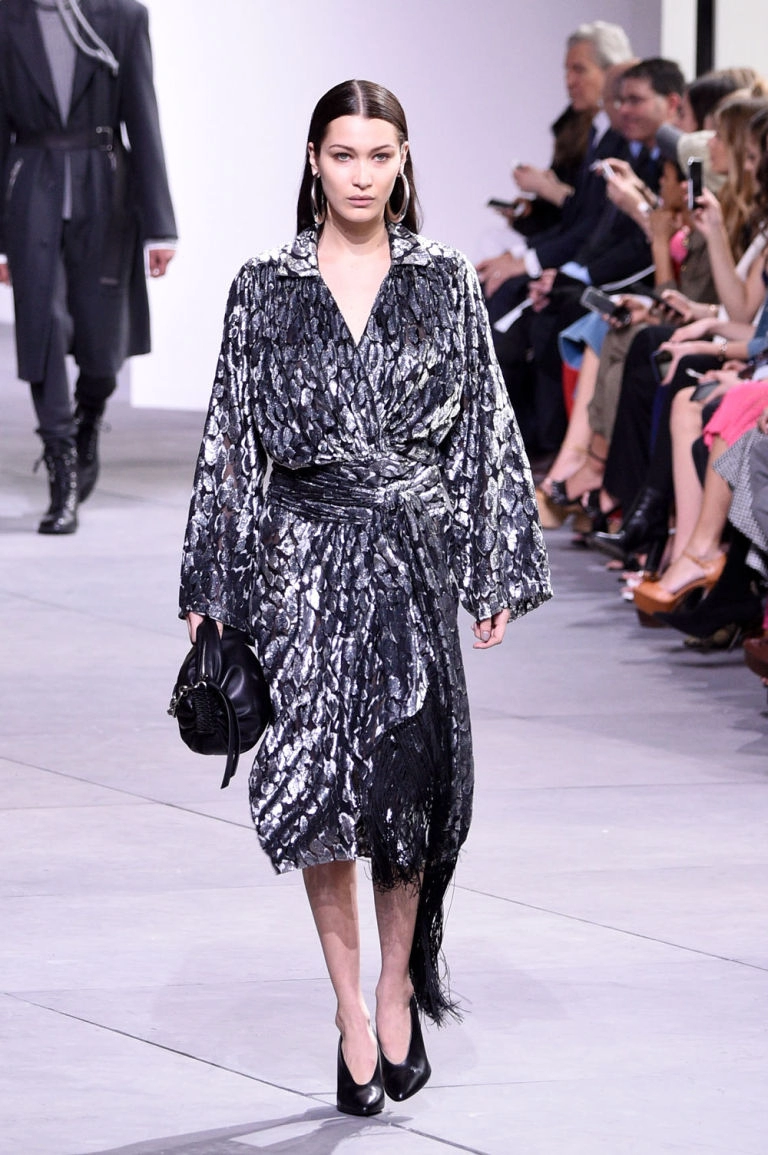 Chân cột đình bụng ngấn mỡ mẫu béo này chính là điểm sáng ở nyfw 2017