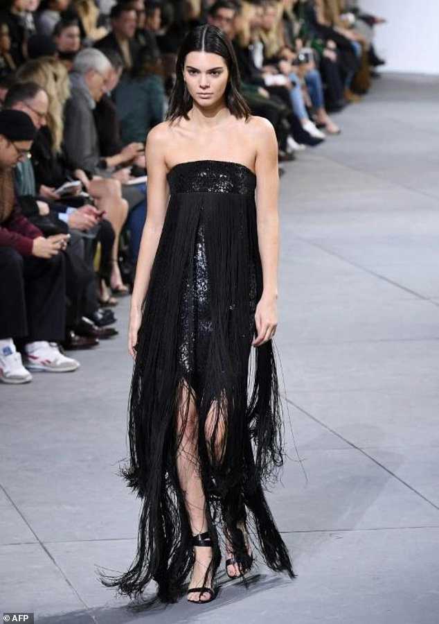 Chân cột đình bụng ngấn mỡ mẫu béo này chính là điểm sáng ở nyfw 2017