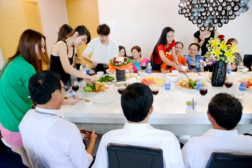 Chân dài next top mắt đỏ hoe ngày trở về