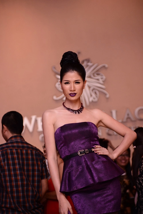 Chân dài nô nức khoe vai trần nuột nà
