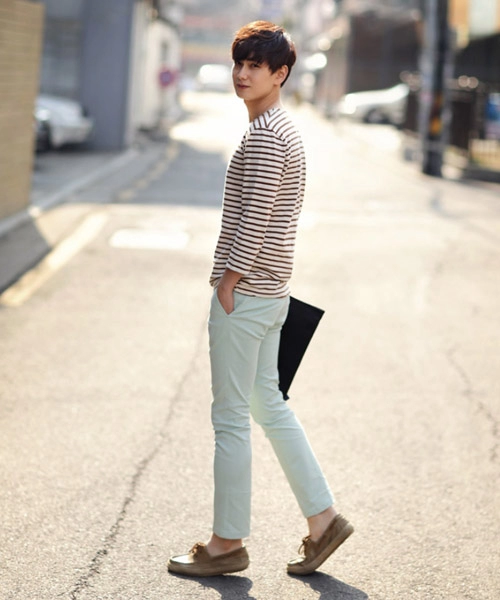 Chàng hóa mỹ nam với quần kaki màu