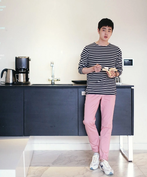 Chàng hóa mỹ nam với quần kaki màu