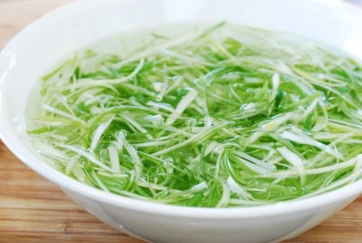 Chỉ vài phút là có ngay salad hành lá tươi ngon