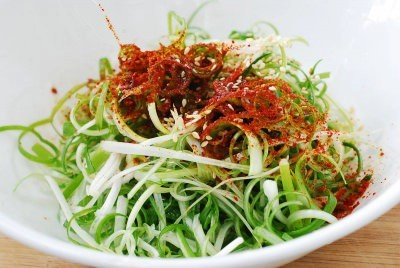 Chỉ vài phút là có ngay salad hành lá tươi ngon