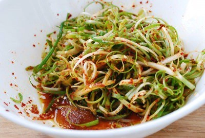 Chỉ vài phút là có ngay salad hành lá tươi ngon